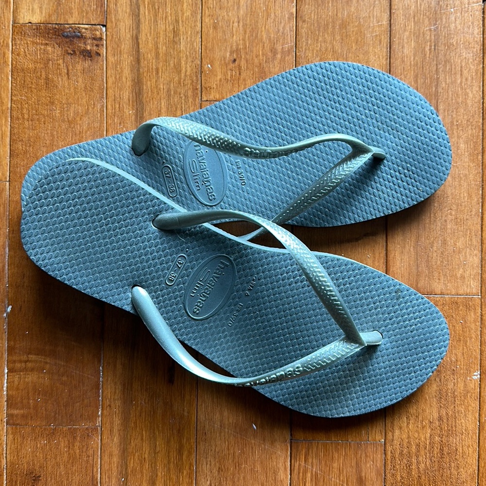 EUC Havaianas slim flip flops